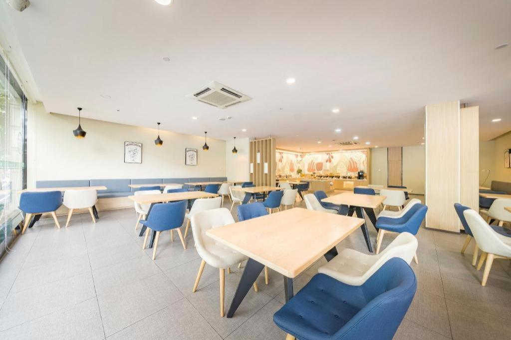 Hanting Zhenping Road Railway Station New Hotel 2*