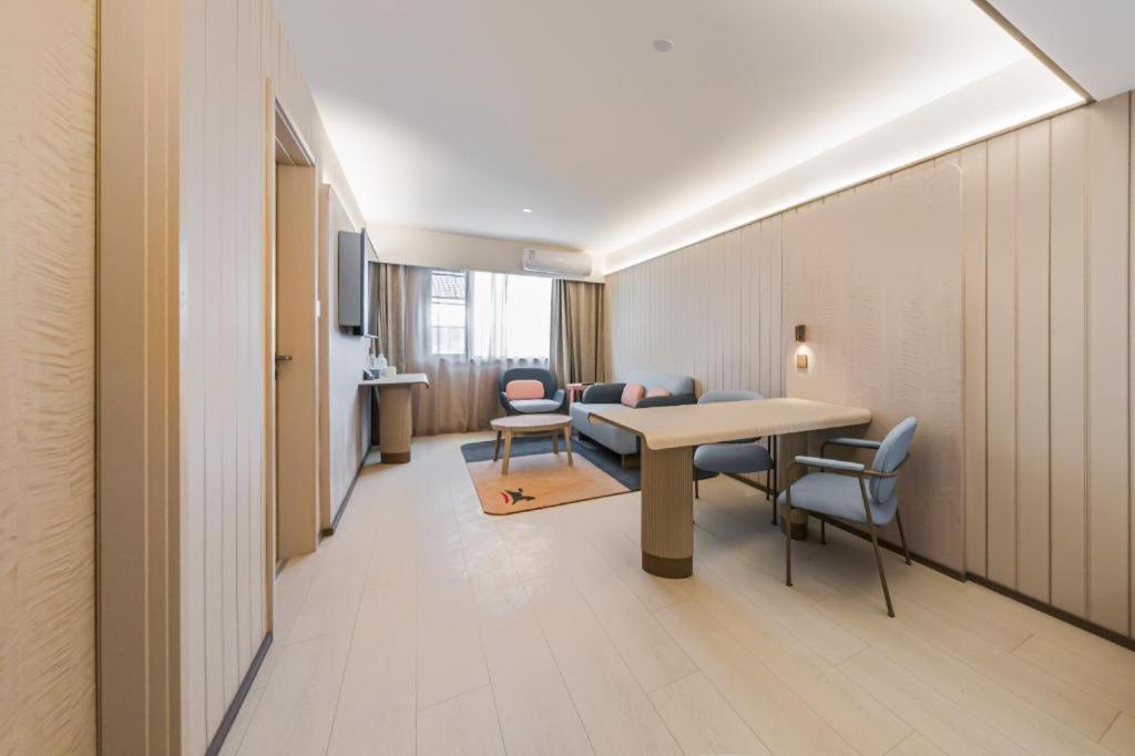 Hotel Hanting Zhenping Road Railway Station New 2*