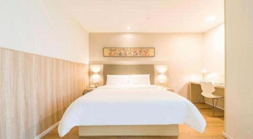 Hanting Zhenping Road Railway Station New 2*